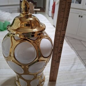 Gold and White Elegant Vase Accent